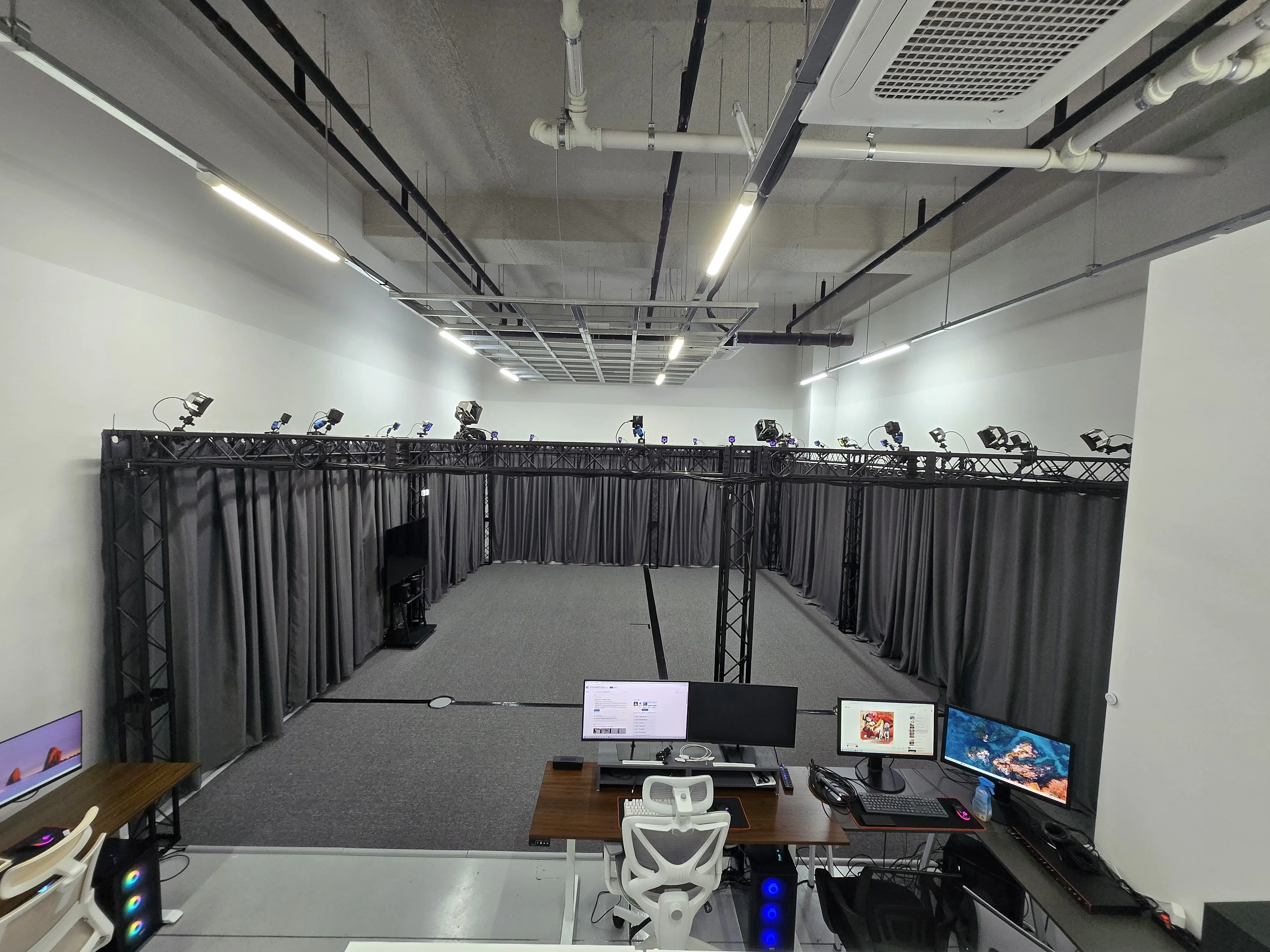 밍글 스튜디오 메인 모션캡쳐 공간 - 8m x 7m x 2.6m 규모의 OptiTrack 카메라 28대 설치